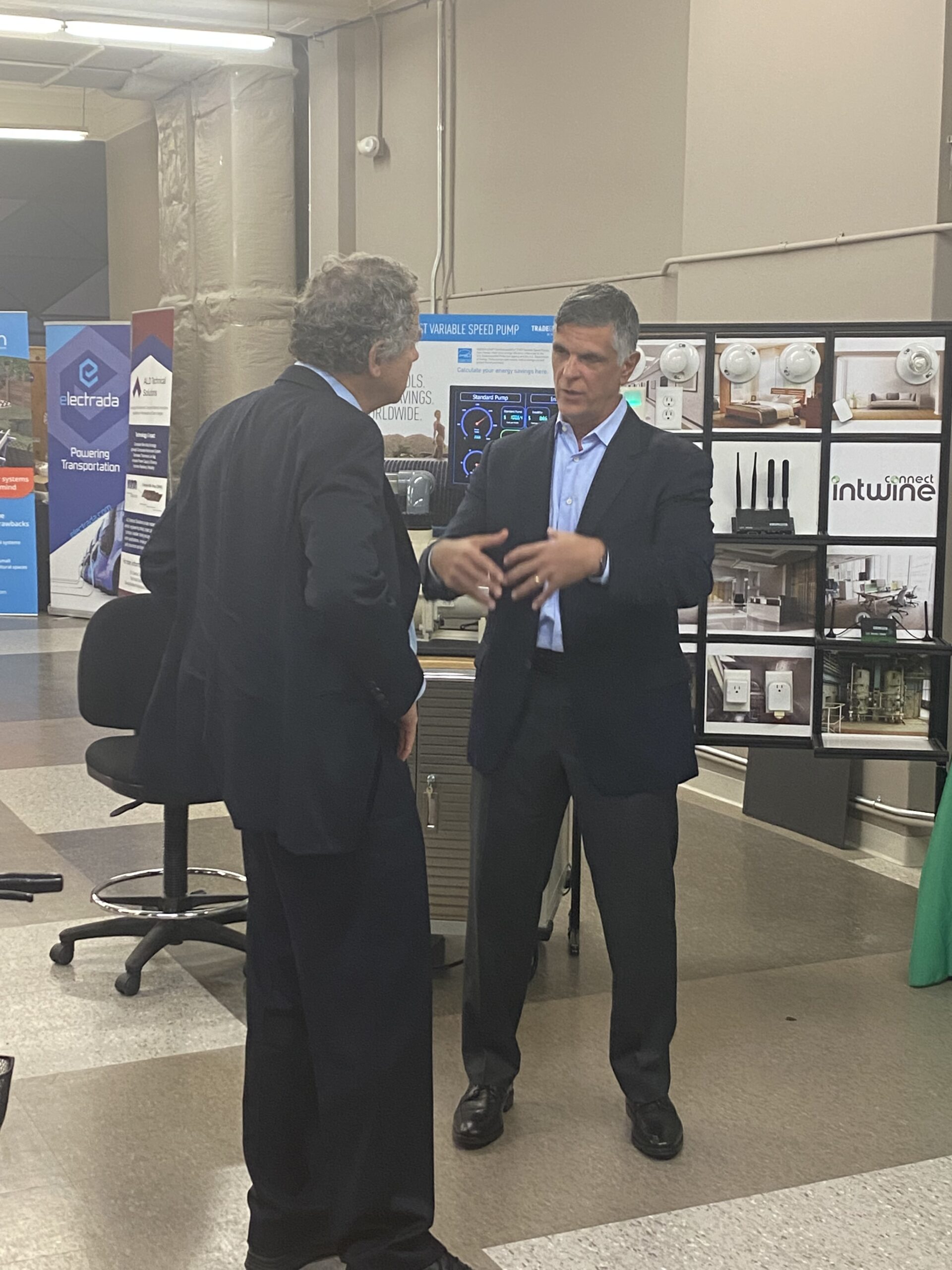Senator Sherrod Brown discussing startup technology with a BRITE member company